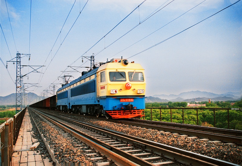 1.   株洲電力機(jī)車有限公司生產(chǎn)的韶山4型電力機(jī)車行駛在我國(guó)第一條開(kāi)行萬(wàn)噸單元重載雙線電氣化鐵路大秦線上.胡斌攝.jpg